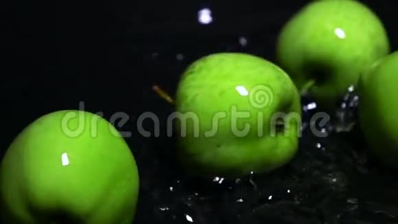 滚动湿绿苹果和水漾超慢动作视频新生观念视频的预览图