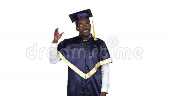 毕业生拿起方形的学术帽抛出白色视频的预览图