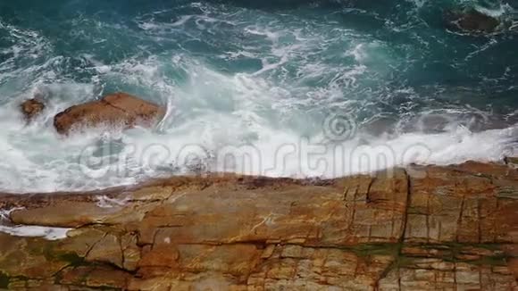 海洋缓慢地向岩石飞溅视频的预览图