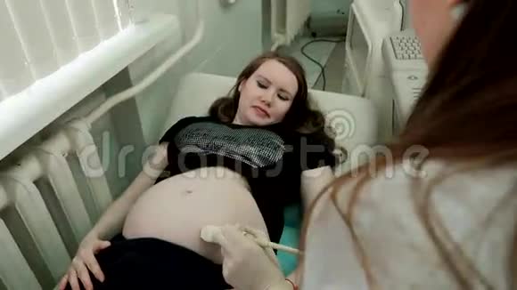门诊孕妇腹部三维超声检查医生视频的预览图