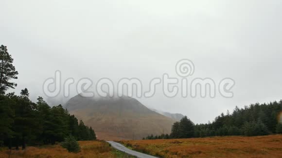 苏格兰高地的山路视频的预览图