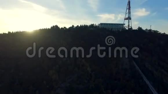 高架电视塔坐在高高的山上佐治亚州空中视频的预览图