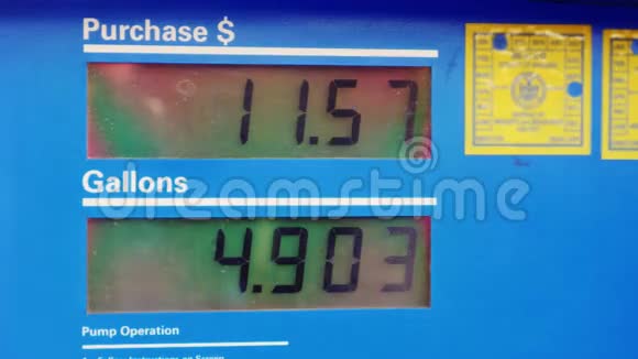 显示汽油价格和哈龙的加油量在加油站视频的预览图