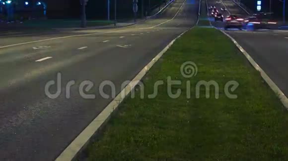 夜间城市街道上汽车交通的延时录像视频的预览图