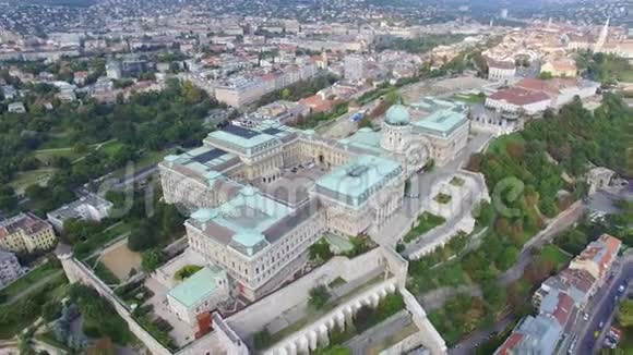 布达佩斯皇家宫殿的鸟瞰图视频的预览图
