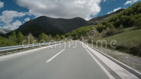 夏天汽车沿着郊区的巷道行驶车辆迅速驶过公路视频的预览图