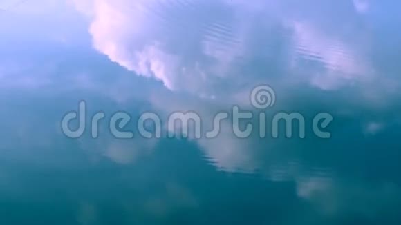 水波上的云视频的预览图