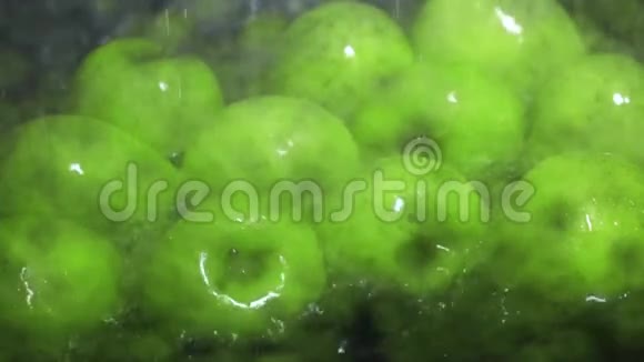 多个绿色苹果被洗得非常慢视频的预览图