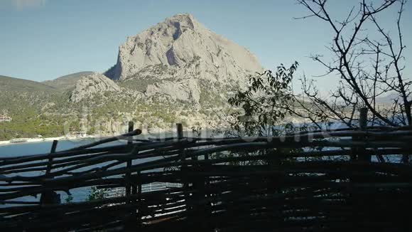 一座木栅栏前景最高的山视频的预览图