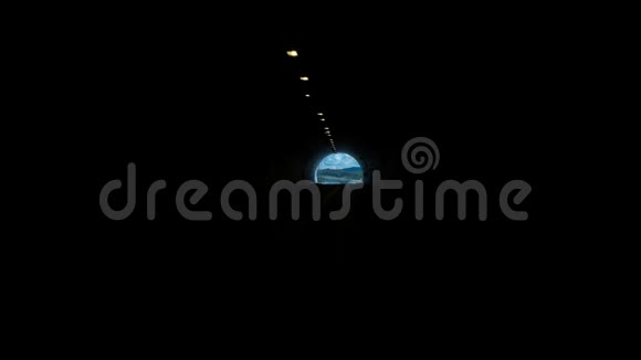 夏天汽车从黑暗的隧道出发上路了视频的预览图