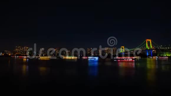 在彩虹桥附近的浮船在夜间航行视频的预览图