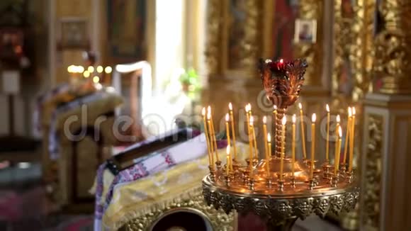 教堂里的蜡烛在图标后面燃烧视频的预览图
