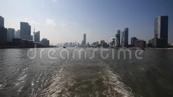 上海外滩从渡船摩天大楼和蓝天背景的地标上观看货船在黄浦江上航行视频的预览图