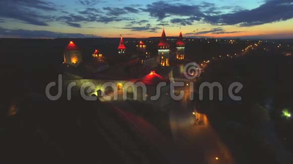 卡梅内克波多尔斯基城堡夜景KamianetsPodilskyi乌克兰视频的预览图