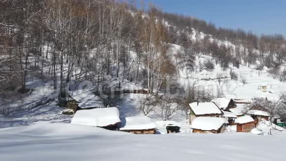 全景乡村冬季降雪视频的预览图