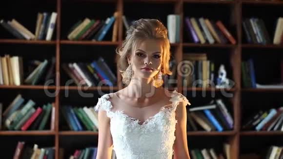 美丽的年轻新娘摆着多莉慢动作视频的预览图