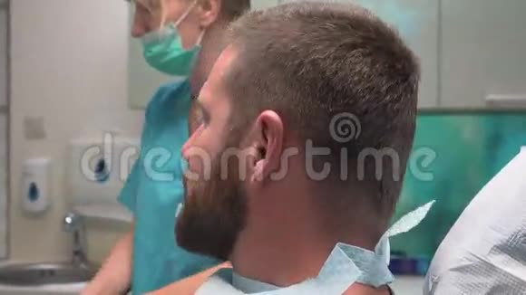 牙医准备和病人交谈斯坦迪卡姆视频的预览图
