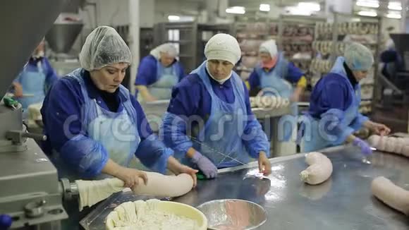在肉类加工厂制作香肠的过程穿制服的工人做香肠视频的预览图