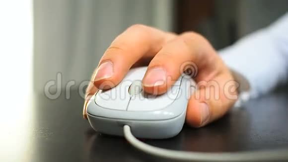老鼠16软焦点到手的男人点击鼠标中间按钮右手从正面看视频的预览图