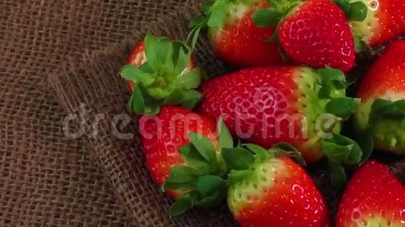 一堆红色草莓在黄麻上视频的预览图