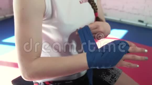漂亮的跆拳道女人在健身室里穿着打孔包装强壮有力适合身体4k视频的预览图