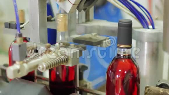 瓶子上的胶囊小型葡萄酒生产视频的预览图
