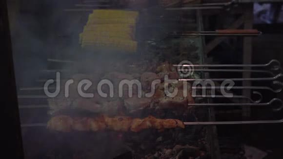 烤架上有肉和玉米肉在曼格尔炒用热炭煮猪肉视频的预览图