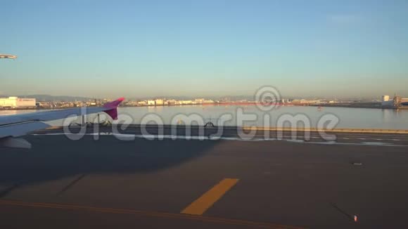 东京羽田国际机场跑道在日出时间靠近基欣产业区日本东京视频的预览图