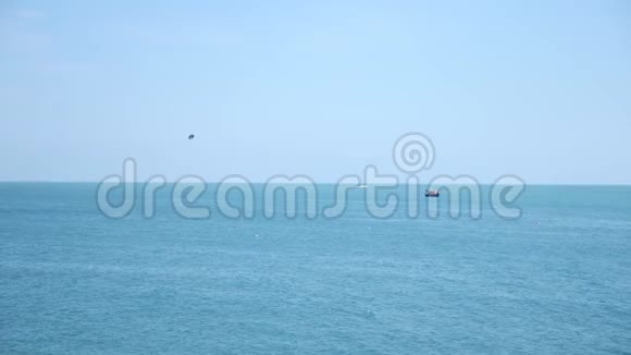 摩托艇海上滑翔伞海上降落伞海上度假胜地娱乐人士4k慢动作视频的预览图