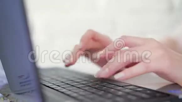在笔记本电脑键盘和喝咖啡时双手合拢视频的预览图