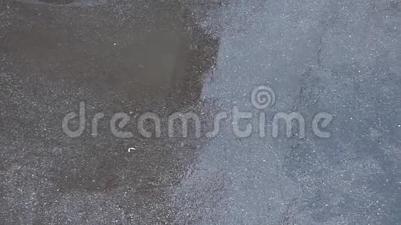 雨期深灰色沥青全景视频的预览图