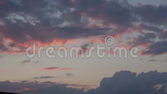 抽象的自然背景戏剧性和喜怒无常的粉红色紫色和蓝色多云的日落视频的预览图