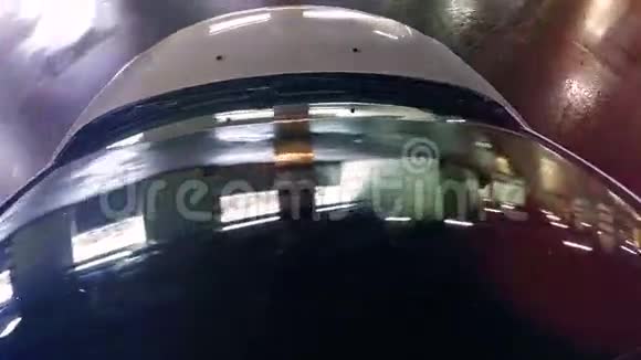 汽车挡风玻璃地下停车灯反射在挡风玻璃上上面有摄像头视频的预览图