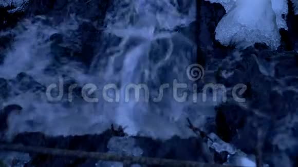 冬天的森林瀑布视频的预览图