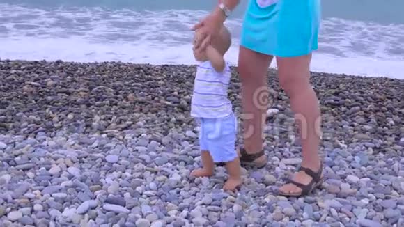 妈妈和宝宝在海滩上玩耍视频的预览图