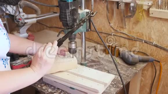 工人在木模板上钻洞木制玩具的制造特写双手视频的预览图