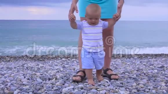 妈妈和宝宝在海滩上玩耍视频的预览图