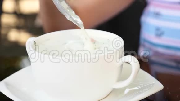 俄式冷汤上的奥克罗什卡用勺子搅拌汤4K特写慢动作视频的预览图