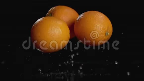 斯隆运动橘子落在黑暗的背景上顶部有复制空间视频的预览图