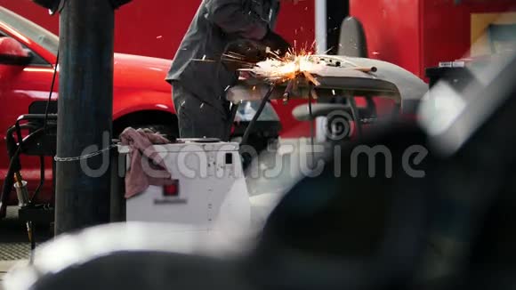 Aytomobile服务工人用圆锯打磨金属结构视频的预览图