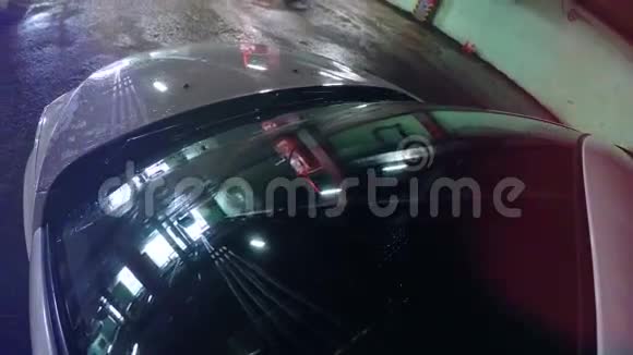 地下停车灯反射在汽车挡风玻璃上上面有摄像头视频的预览图