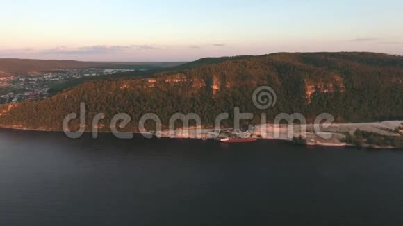 伏尔加河上的山和木头空中射击视频的预览图