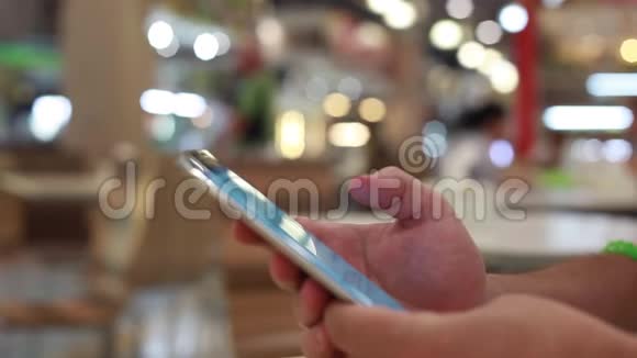 商人使用手机在商务中心美丽的bokeh灯快关门1920x1080视频的预览图