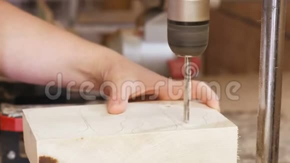 工人在木模板上钻洞木制玩具的制造特写双手视频的预览图