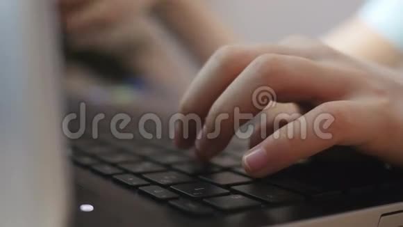 键盘上人手打字的特写视频的预览图