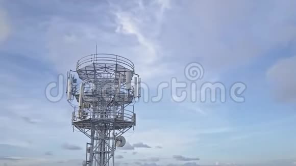 鸟瞰手机通讯塔对抗蓝天视频的预览图