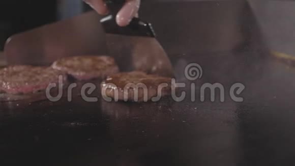 街头美食餐厅炸面上的烤树汉堡视频的预览图