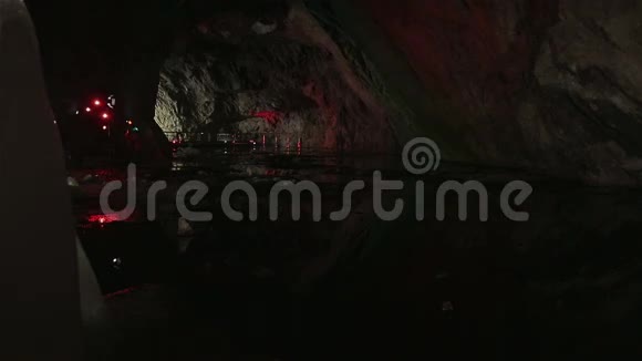 一个冰冷的石笋在大大理石洞中的未地下湖上视频的预览图