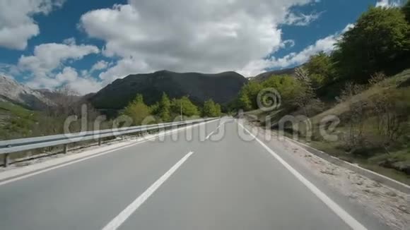 夏天在一条通往山区的直线上交通视频的预览图