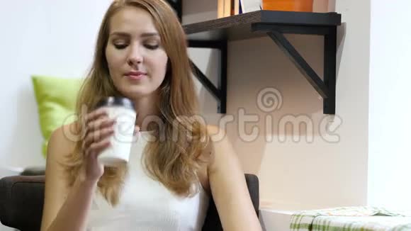 美丽的女孩喝咖啡工作时思考放松地坐着视频的预览图